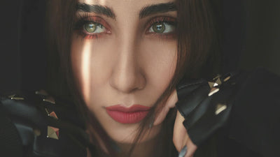 Gotisk styling for sommeren – lette topper og T-skjorter i mørke farger