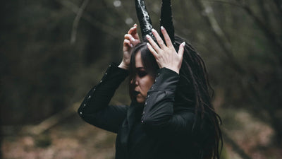 Vest som scenekostyme – gotisk eleganse på teaterscenen