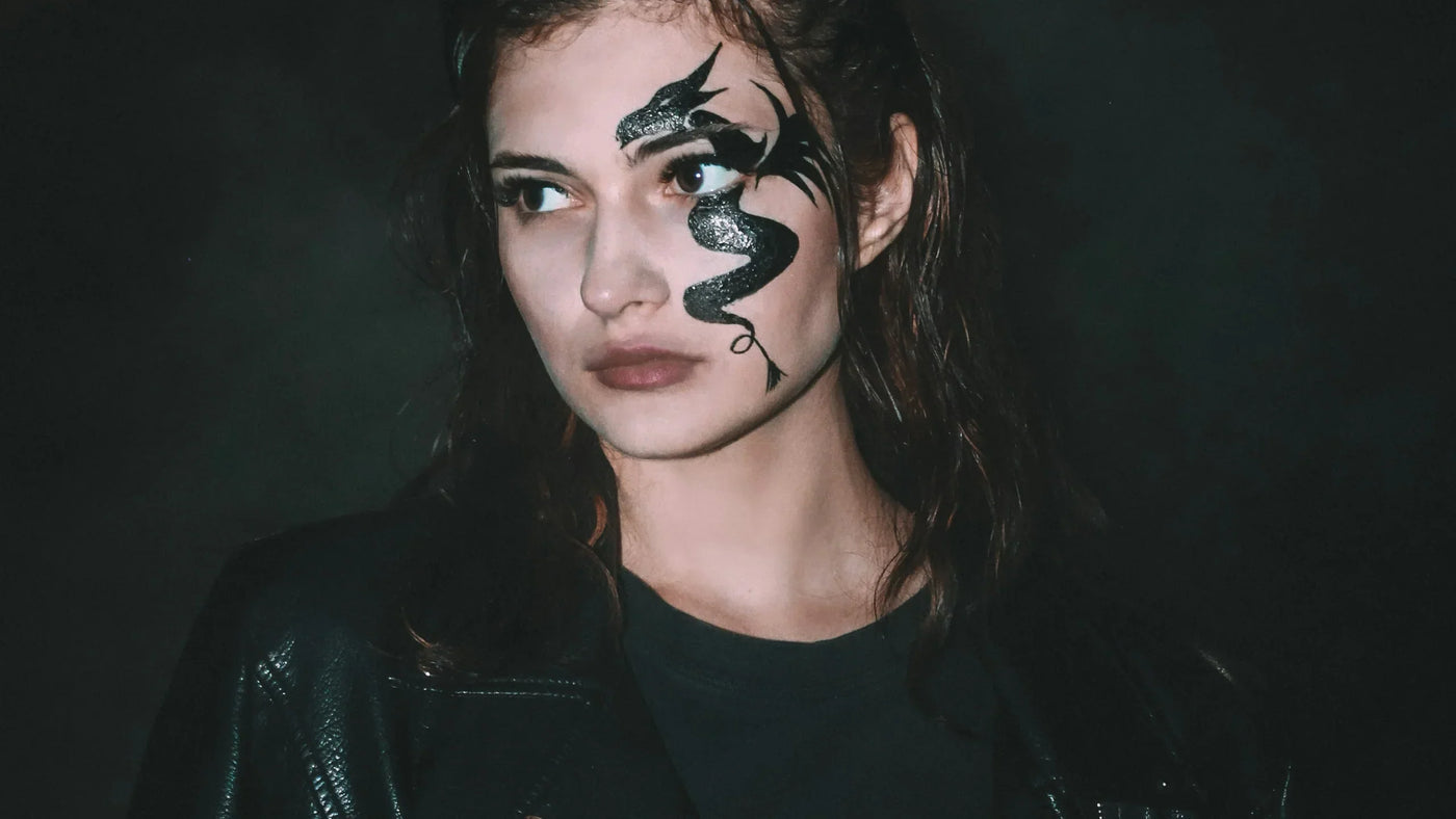 Spodnie gotyckie z szerokimi nogawkami – powrót do lat 90.